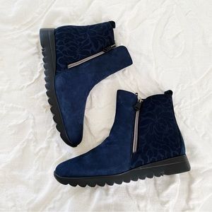 Munro Ashcroft Blue Nubuck Booties Size 8.5 New